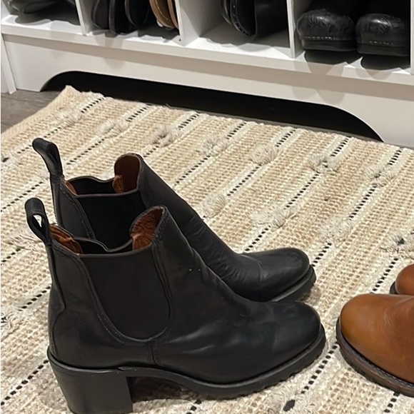 Frye Sabrina Chelsea Boots.warn once-black with black heel - Picture 2 of 3